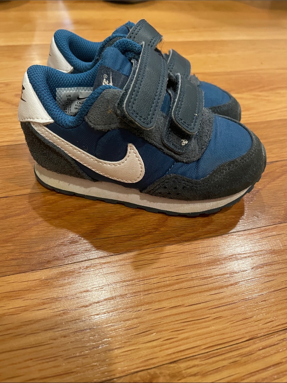 Nike valiant navy Velcro sneakers 6c